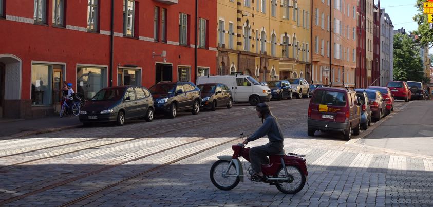 Helsinki person på moped